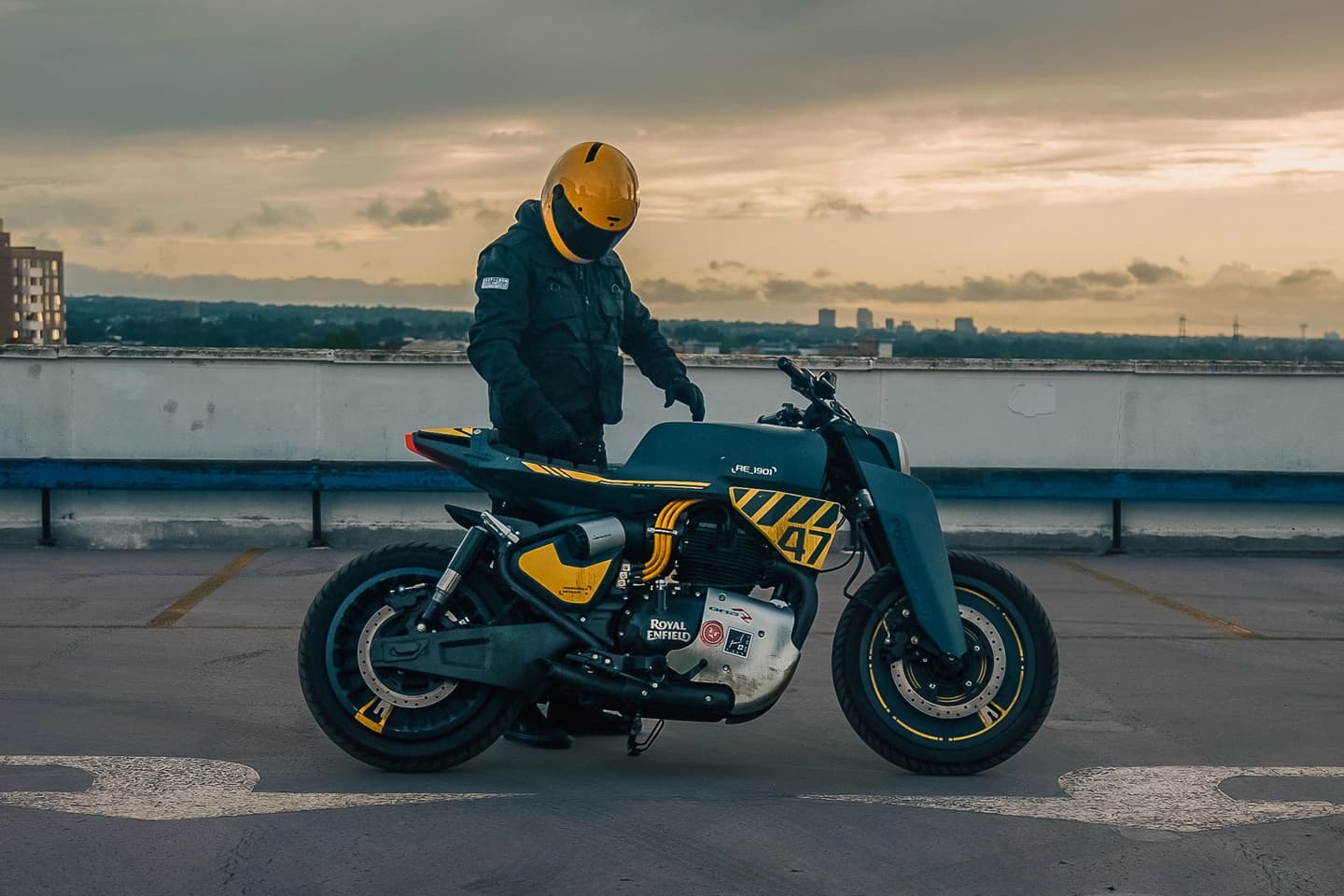 Custom Royal Enfield Shotgun 650 from The Kitchen (Netflix, 2023)