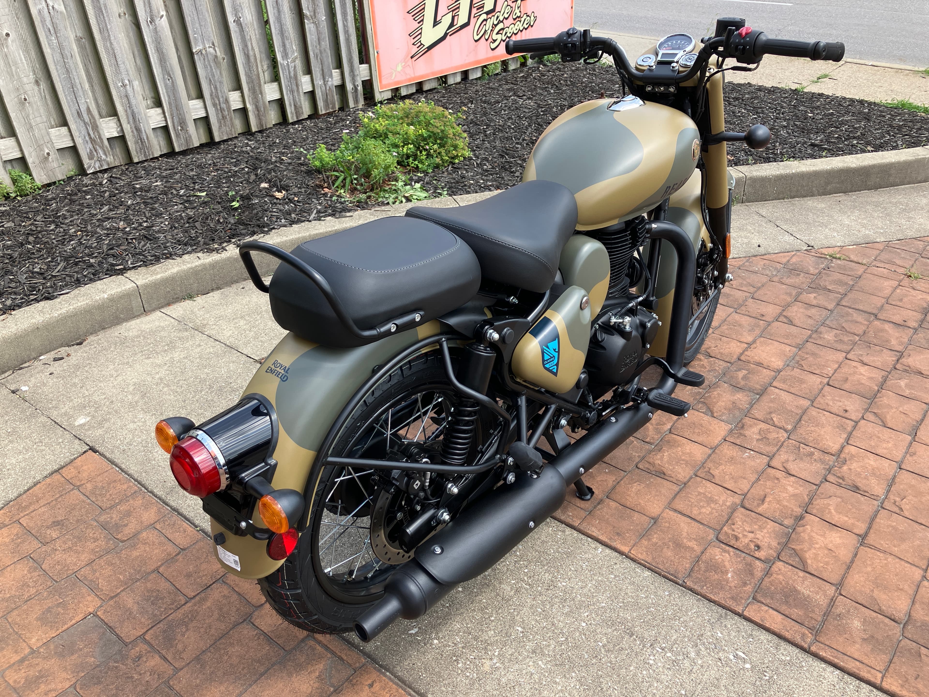 2026 Royal Enfield Classic 350 Commando Sand — right side profile