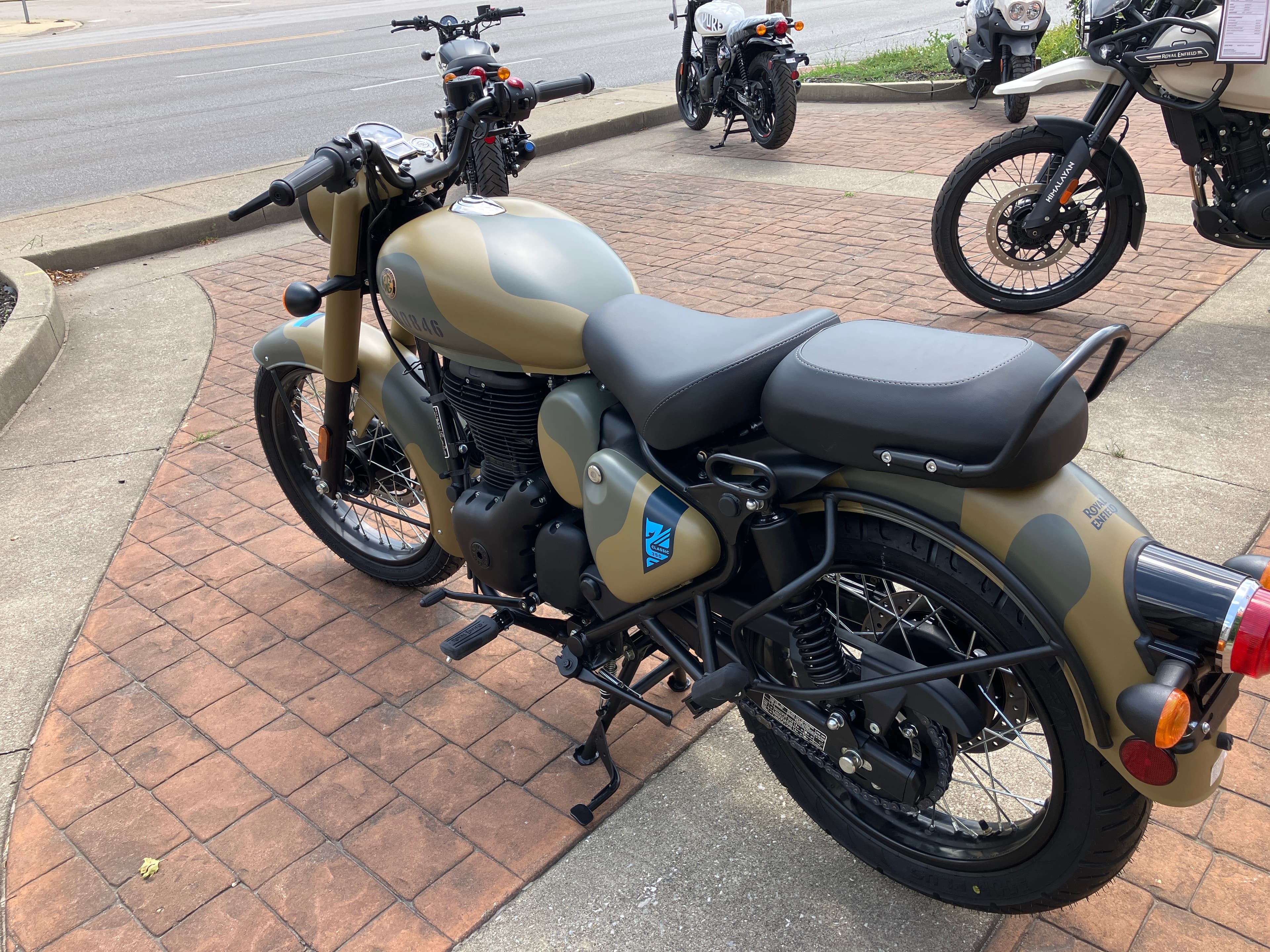 2026 Royal Enfield Classic 350 Commando Sand — front view
